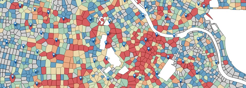 Landkarte die in viele kleine flächen in rot, grün,blau, gelb und grau unterteilt ist.Zudem sind einige blaue Markierungspunkte zu sehen.